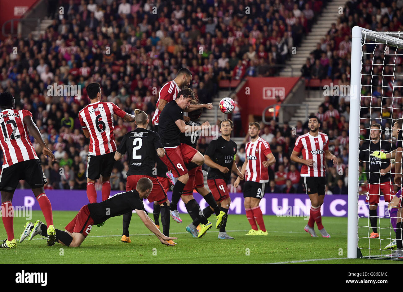 Steven Caulker (centro) di Southampton ha un obiettivo escluso per un fallo durante la UEFA Europa League, i play-off di qualificazione, prima tappa al St Mary's Stadium, Southampton. Foto Stock