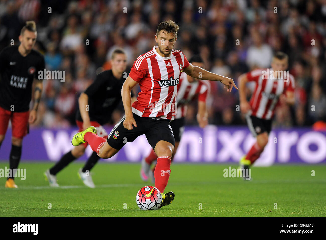 Jay Rodriguez di Southampton segna il primo goal della partita dal punto di penalità durante la UEFA Europa League, Qualifying Play-off, prima tappa al St Mary's Stadium di Southampton. Foto Stock