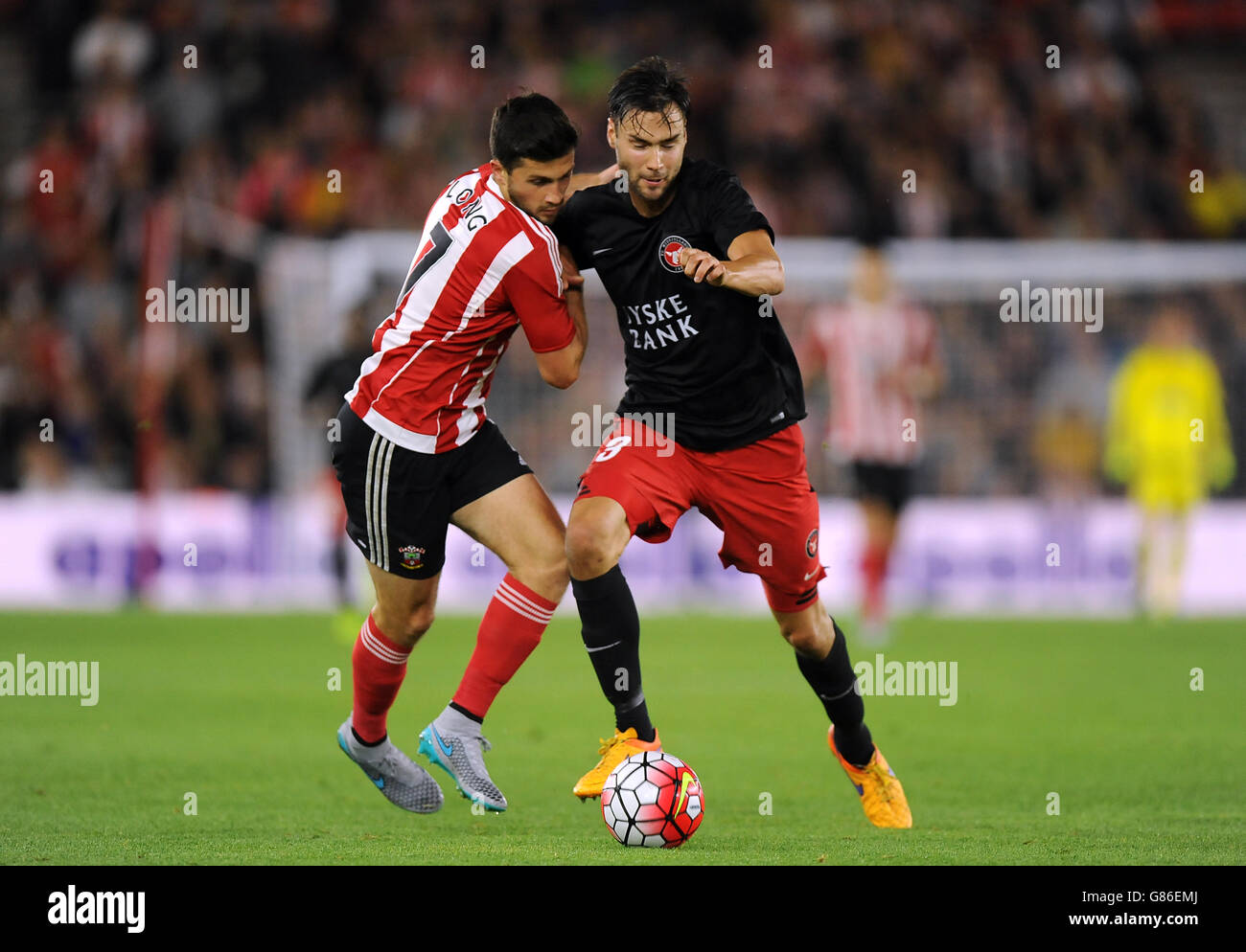 Shane Long di Southampton e Tim Sparv (a destra) del FC Midtjylland combattono per la palla durante la UEFA Europa League, partite di qualificazione, prima tappa al St Mary's Stadium di Southampton. PREMERE ASSOCIAZIONE foto. Data foto: Giovedì 20 agosto 2015. Vedi la storia della Pennsylvania SOCCER Southampton. Il credito fotografico dovrebbe essere: Andrew Matthews/PA Wire Foto Stock