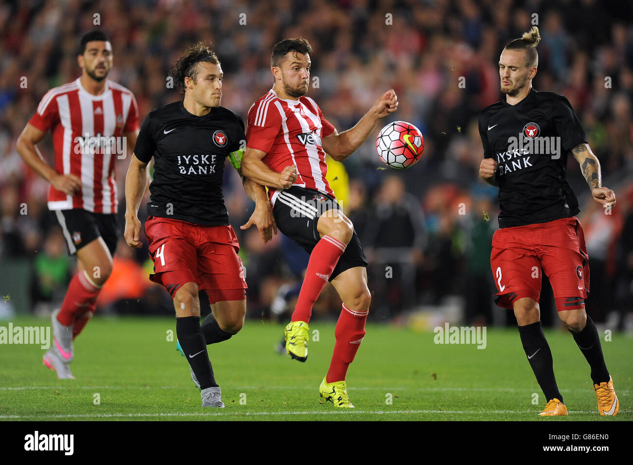 Jay Rodriguez (centro) di Southampton combatte per la palla con Erik Sviatchenko (a sinistra) e Kian Hansen dell'FC Midtjylland durante la UEFA Europa League, Qualifying Play-off, prima tappa al St Mary's Stadium di Southampton. PREMERE ASSOCIAZIONE foto. Data immagine: Giovedì 20 agosto 2015. Vedi la storia della PA DI SOUTHAMPTON. Il credito fotografico dovrebbe essere: Andrew Matthews/PA Wire Foto Stock