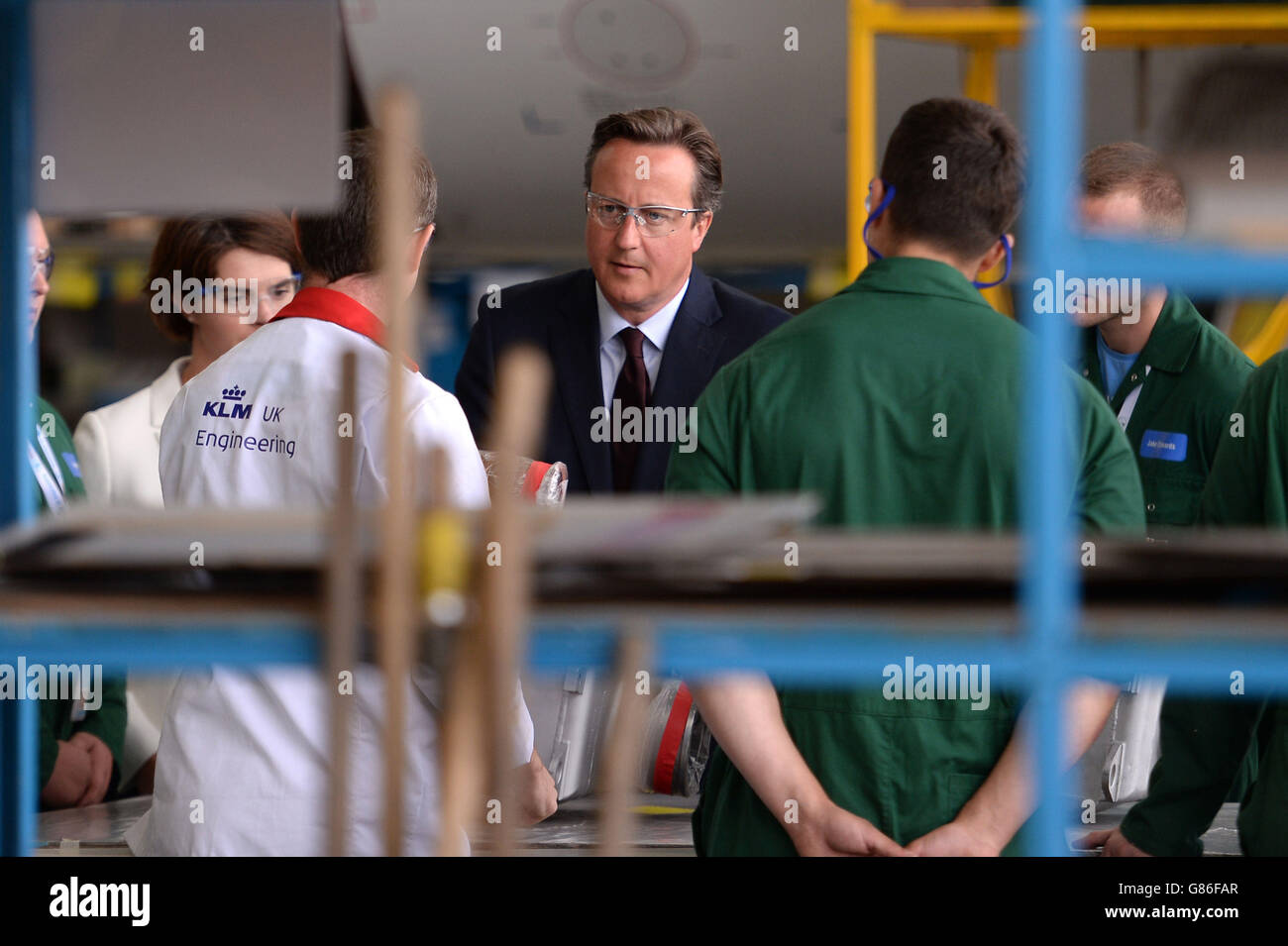 Il primo ministro David Cameron incontra gli apprendisti impiegati dalla KLM Engineering all'aeroporto di Norwich a Norfolk, dove ha riaffermato l'importanza dell'apprendistato alla sua visione di un governo 'una nazione'. Foto Stock