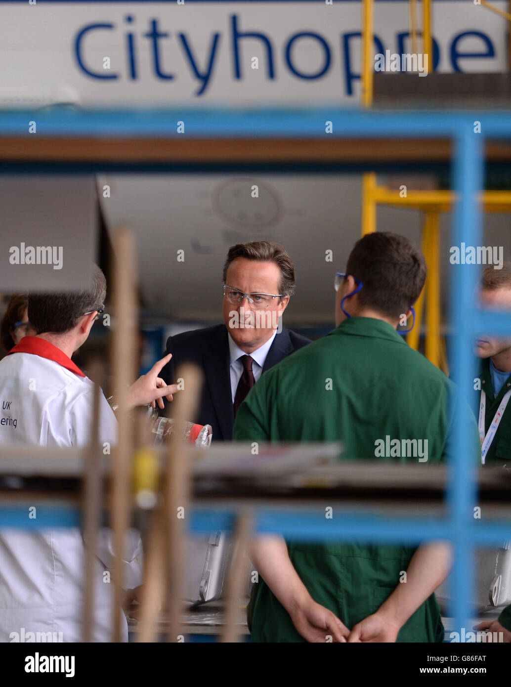 Il primo ministro David Cameron incontra gli apprendisti impiegati dalla KLM Engineering all'aeroporto di Norwich a Norfolk, dove ha riaffermato l'importanza dell'apprendistato alla sua visione di un governo 'una nazione'. Foto Stock