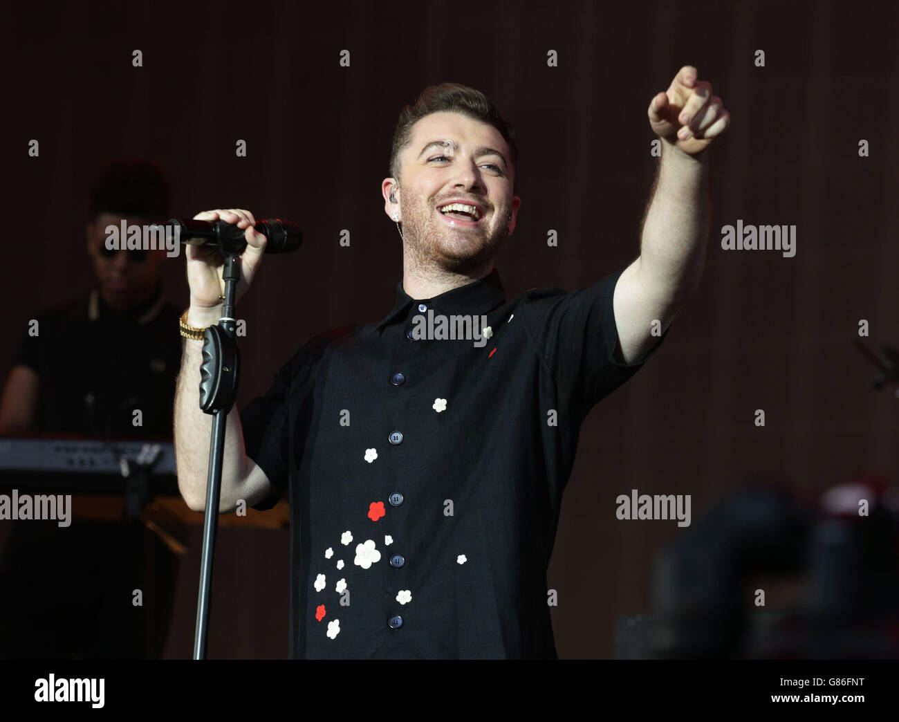 Sam Smith si esibisce sul Virgin Media Stage, durante il primo giorno del V Festival, all'Hylands Park di Chelmsford, Essex. Foto Stock