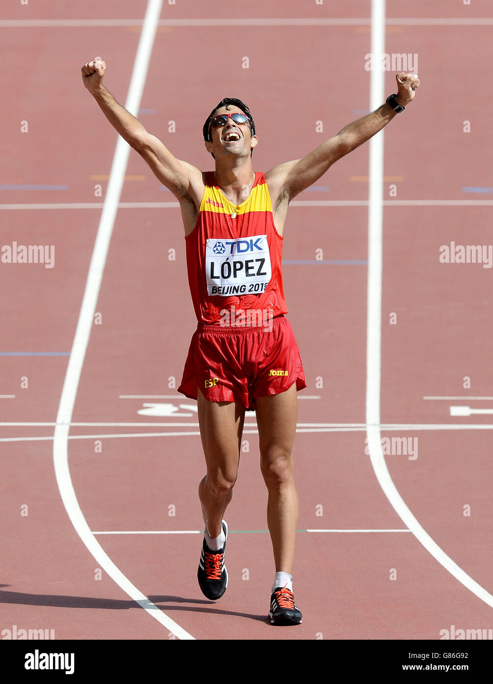 Miguel Angel Lopez in Spagna festeggia mentre attraversa la fila per vincere la corsa maschile di 20 km, durante il secondo giorno dei Campionati del mondo IAAF allo Stadio Nazionale di Pechino, in Cina. PREMERE ASSOCIAZIONE foto. Data immagine: Domenica 23 agosto 2015. Scopri la storia DI PA ATHLETICS World. Il credito fotografico dovrebbe essere: Martin Rickett/PA Wire. RESTRIZIONI: . Nessuna trasmissione di suoni o immagini in movimento e nessuna simulazione video. Per ulteriori informazioni, chiamare il numero 44 (0)1158 447447 Foto Stock
