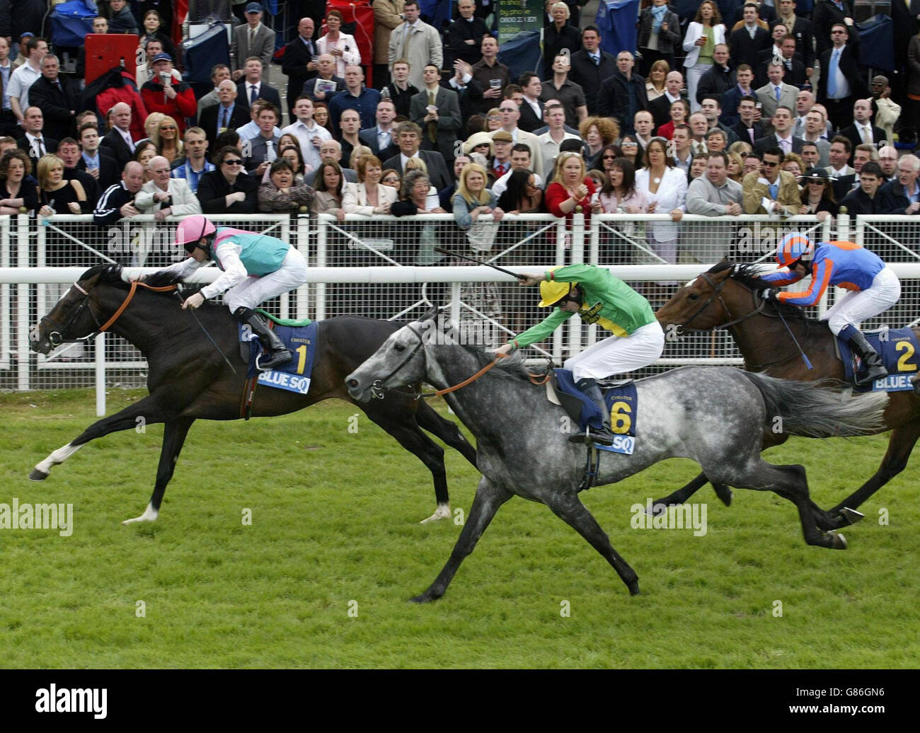 Corse di cavalli - Festival di maggio - City Day - Ippodromo di Chester. Il volo di giorno (L) guidato da Richard Hughes continua a vincere la piazza blu Ormonde Stakes. Foto Stock