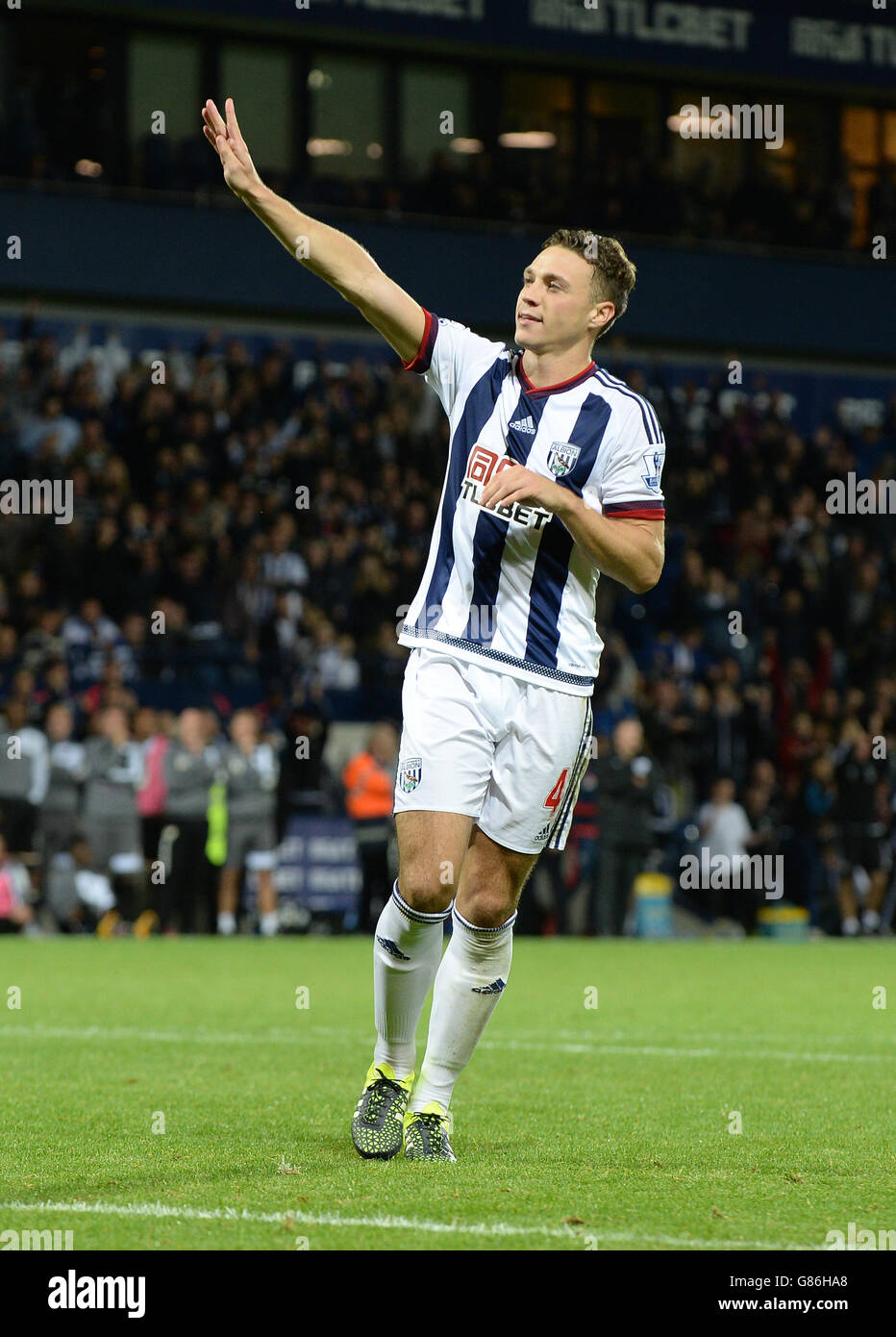 James Chester di West Bromwich Albion festeggia dopo aver segnato la penalità vincente nella punizione sparata nella Capital One Cup, seconda partita al Hawthorns, West Bromwich. PREMERE ASSOCIAZIONE foto. Data immagine: Martedì 25 agosto 2015. Guarda la storia della PA CALCIO West Brom. Il credito fotografico dovrebbe essere: Tony Marshall/PA Wire. L'uso in-match online è limitato a 45 immagini, senza emulazione video. Nessun utilizzo nelle scommesse, nei giochi o nelle pubblicazioni di singoli club/campionati/giocatori. Foto Stock