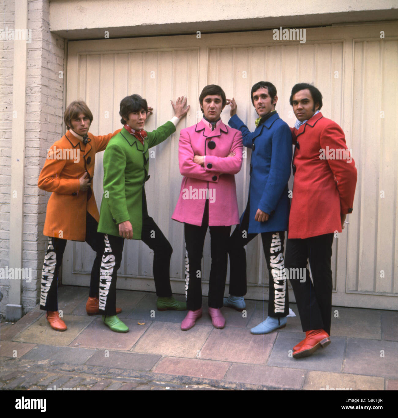 100,000 contratto TV e film dei produttori Gerry e Sylvia Anderson. Il gruppo è (l-r) Keith Forsey, Tony Atkins, Colin Forsey, Anthony Judd e Bill Chambers. Foto Stock