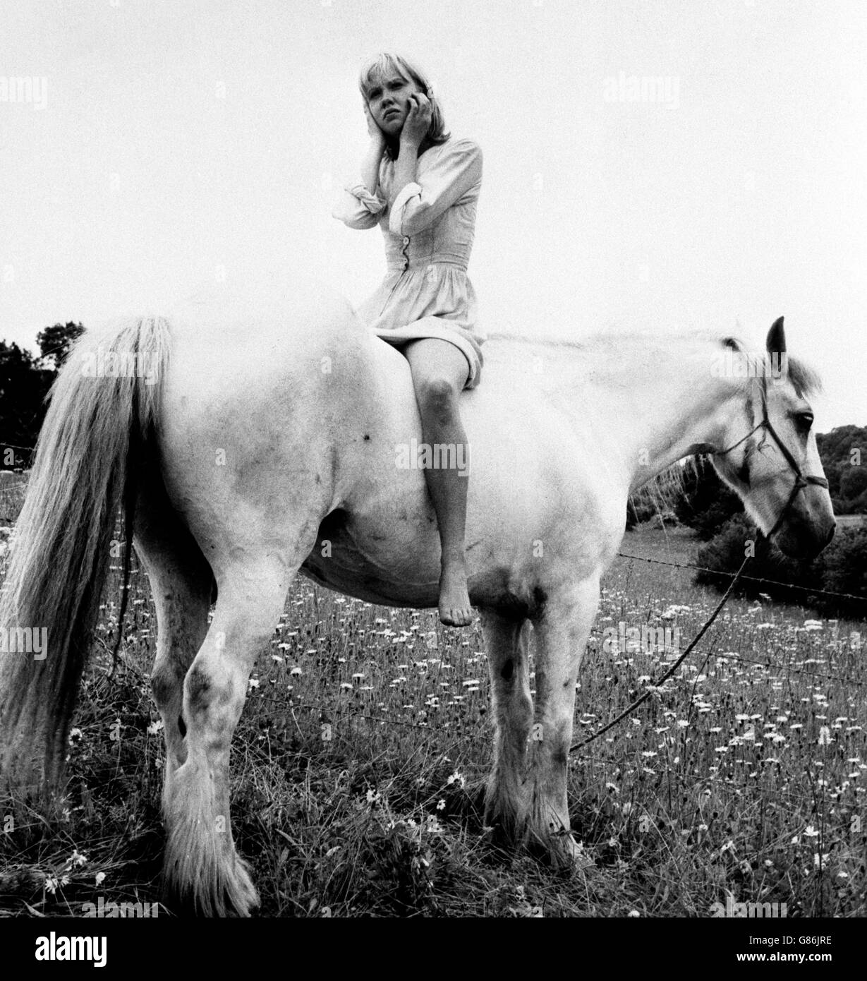 L'attrice Hayley Mills a cavallo durante una pausa nelle riprese in West of England per Sky West e Crooked. Una produzione John Mills per la Rank Organization, è una storia d'amore guidata da Hayley Mills come Brydie White, e Ian McShane come Roibin. Foto Stock