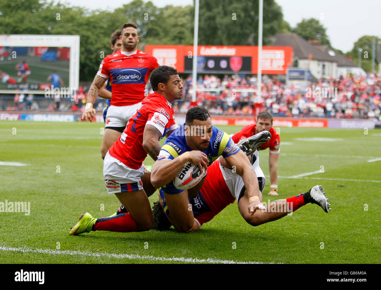 Rugby League - Challenge Cup semifinale - Warrington Wolves / Hull Kingston Rovers - Headingley Carnegie Stadium. Ryan Atkins di Warrington segna la sua prova di apertura durante la partita semifinale della Challenge Cup all'Headingley Carnegie Stadium di Leeds. Foto Stock