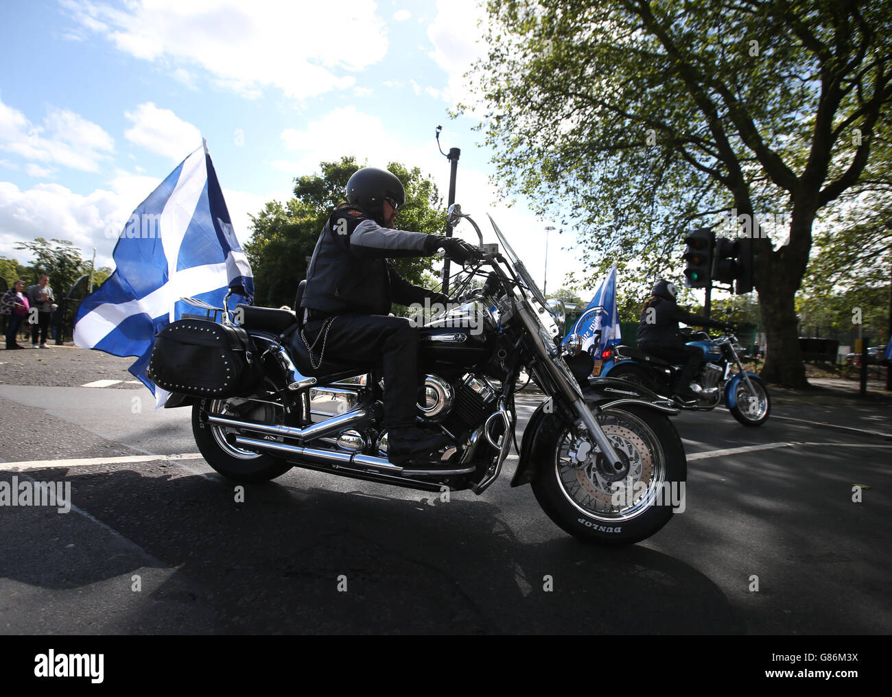 I membri del pubblico prendono parte ad una marcia pro-indipendenza a Glasgow da Kelvingrove Oark a Glasgow Green. Foto Stock