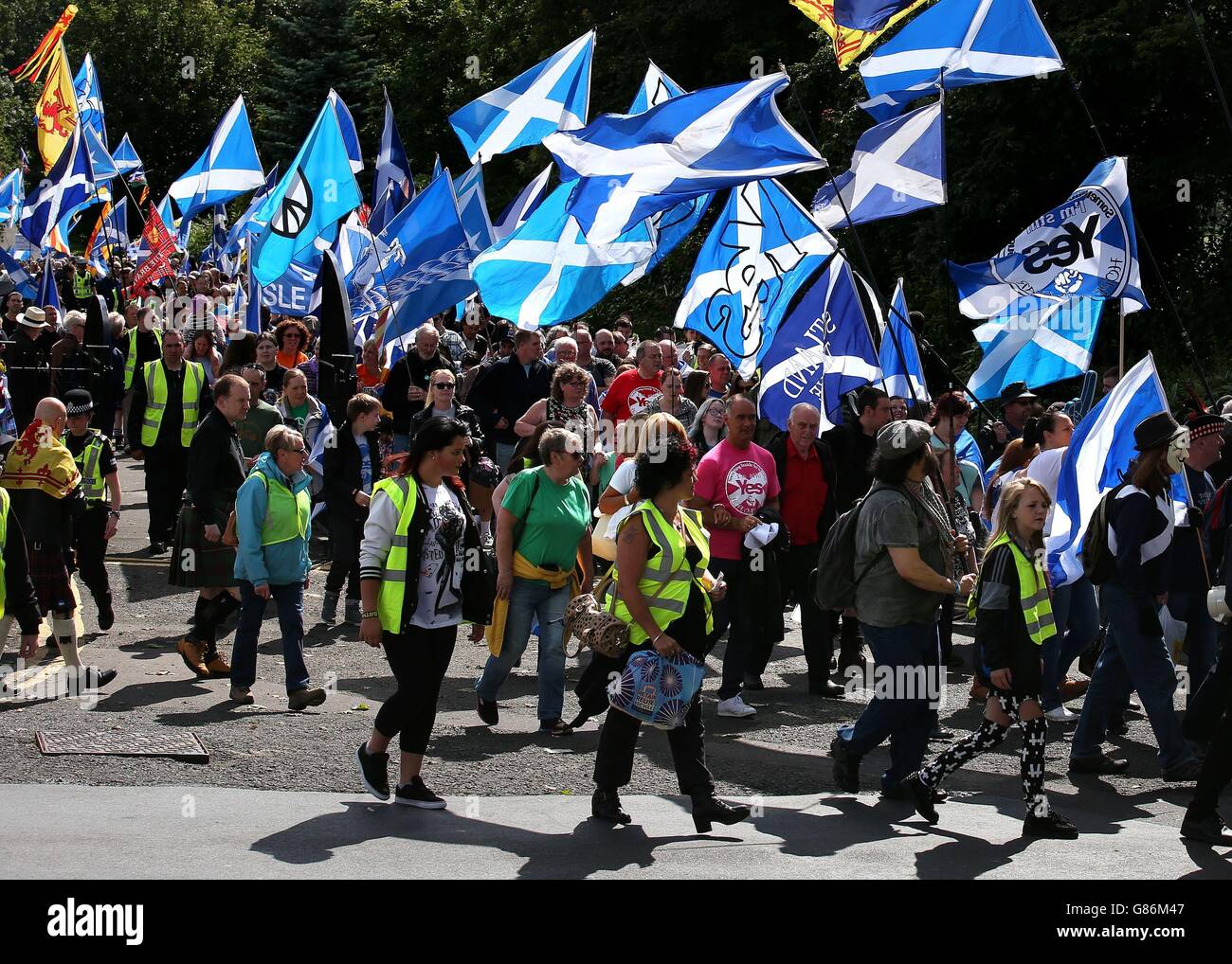 I membri del pubblico prendono parte ad una marcia pro-indipendenza a Glasgow da Kelvingrove Oark a Glasgow Green. Foto Stock