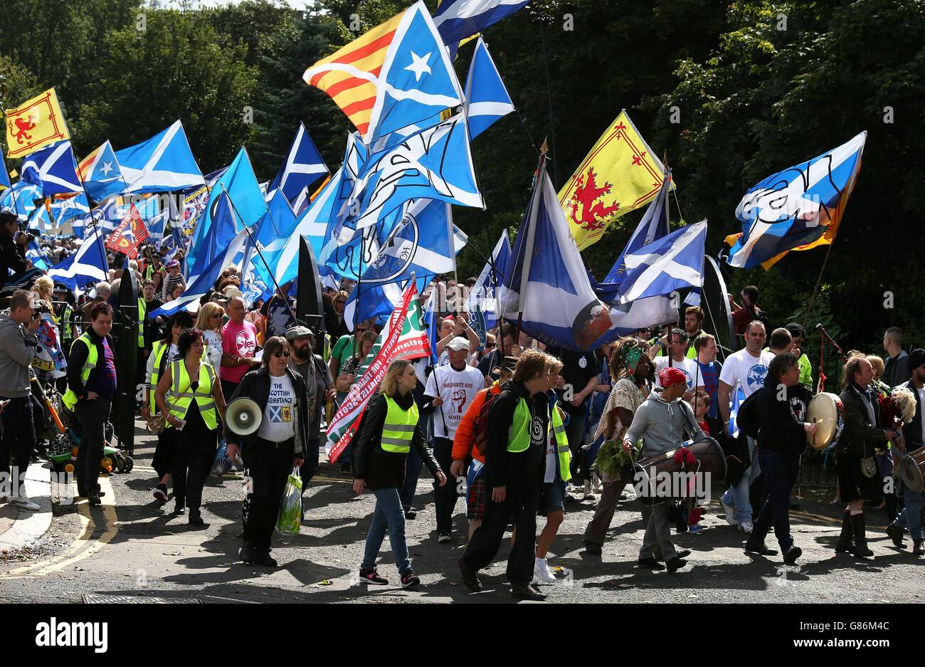 I membri del pubblico prendono parte ad una marcia pro-indipendenza a Glasgow da Kelvingrove Oark a Glasgow Green. Foto Stock