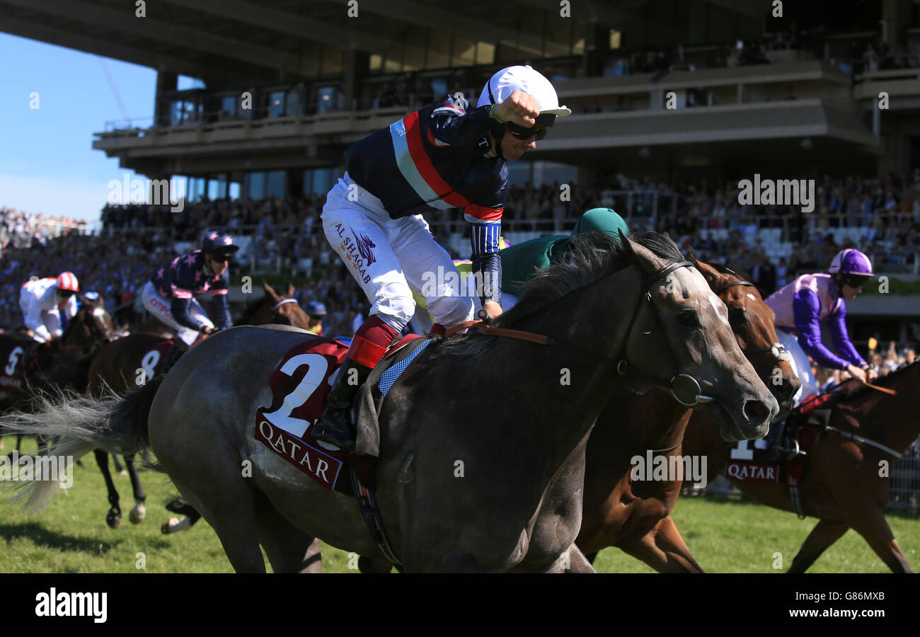 Jockey Frankie Dettori celebra la vittoria della Qatar Stewards' Cup su Magical Memory mentre attraversa la fila, durante il quinto giorno del glorioso Goodwood Festival, Chichester. Foto Stock