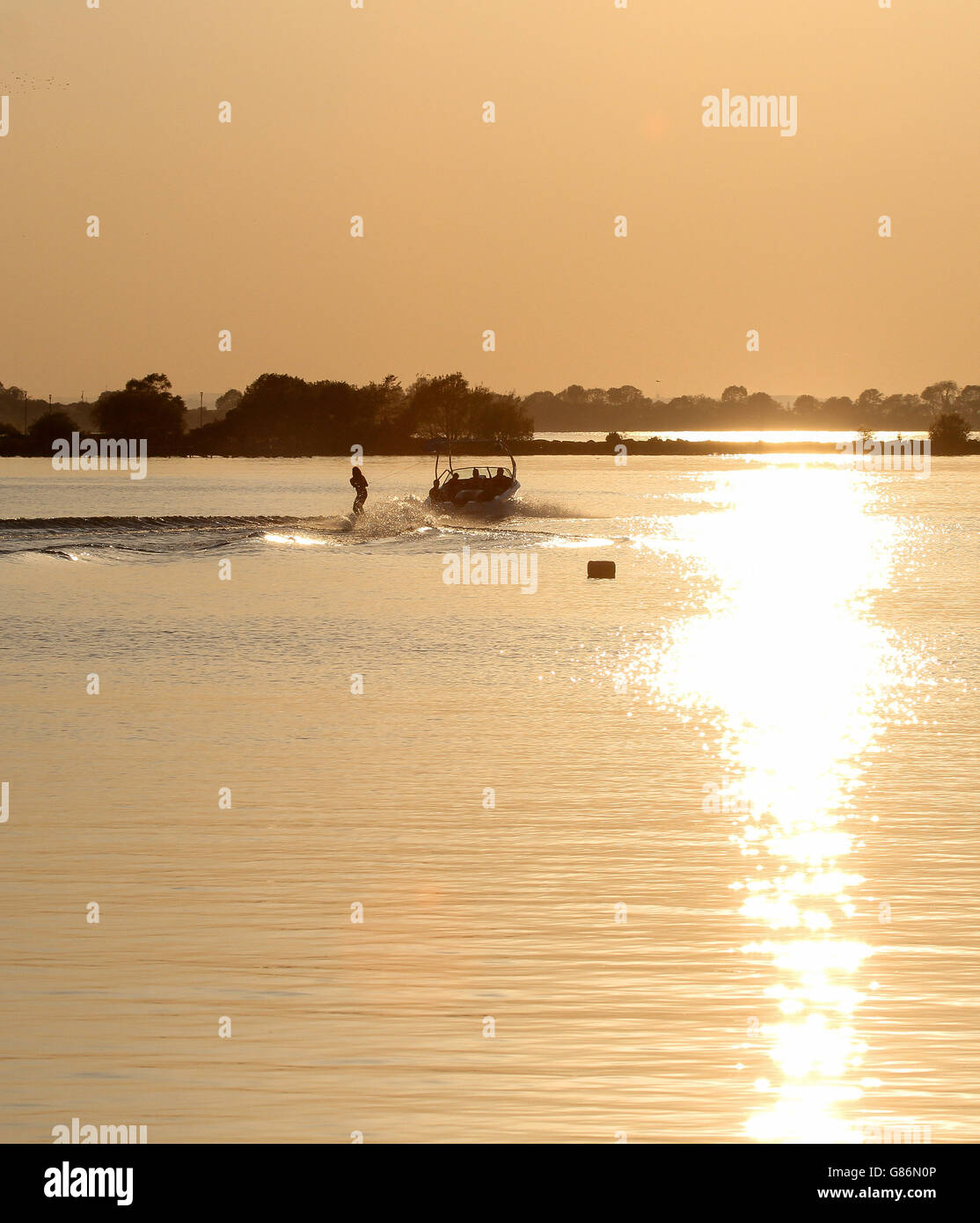 Serata sci nautico sul Lough Neagh, Irlanda del Nord Foto Stock