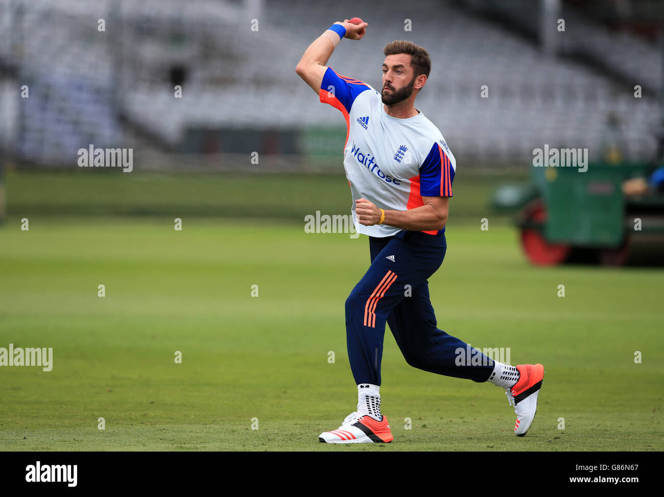 Inghilterra bowler Liam Plunkett durante la sessione di reti a Trent Bridge, Nottingham. Foto Stock