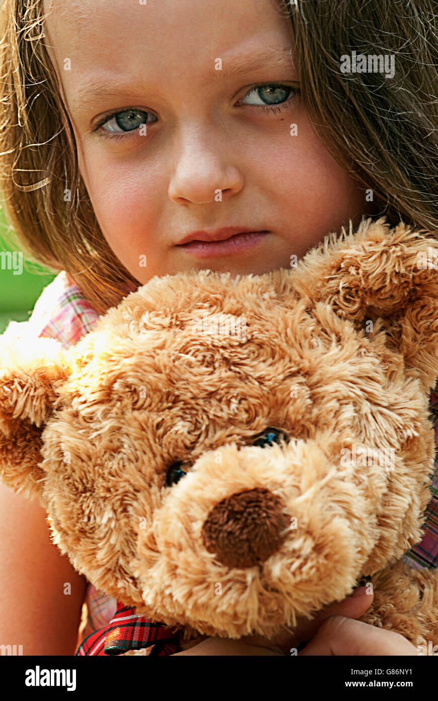 Una giovane ragazza con un orsacchiotto di peluche. Foto Stock