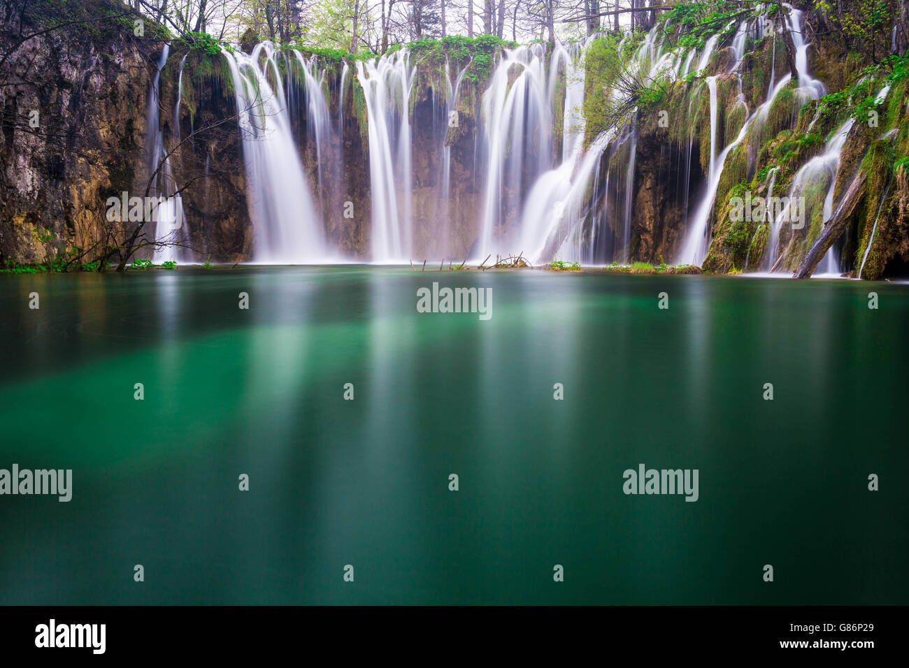 Close up di acqua che fluisce nel lago, il Parco Nazionale dei Laghi di Plitvice, Croazia Foto Stock