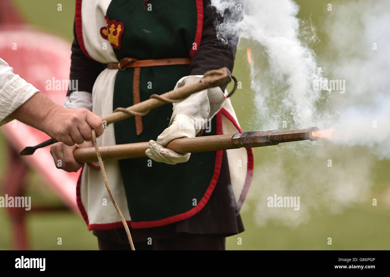 750° anniversario della battaglia di Evesham. Un fucile viene sparato mentre i re-enattori giocano la battaglia di Evesham all'Abbey Park di Evesham. Foto Stock