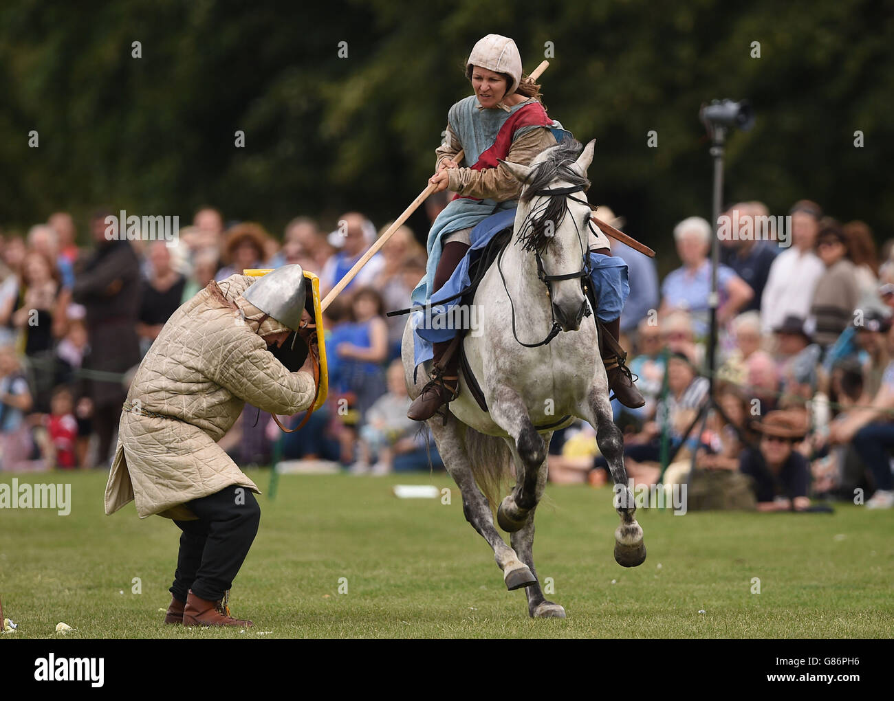 750° anniversario della battaglia di Evesham. I re-enactors mostrano le loro abilità equestri mentre giocano la battaglia di Evesham all'Abbey Park di Evesham. Foto Stock