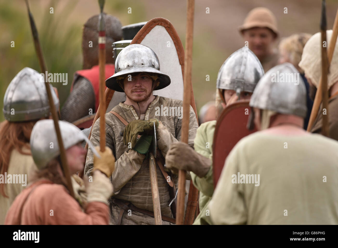 750° anniversario della battaglia di Evesham. I re-enattori si preparano a giocare la battaglia di Evesham all'Abbey Park di Evesham. Foto Stock