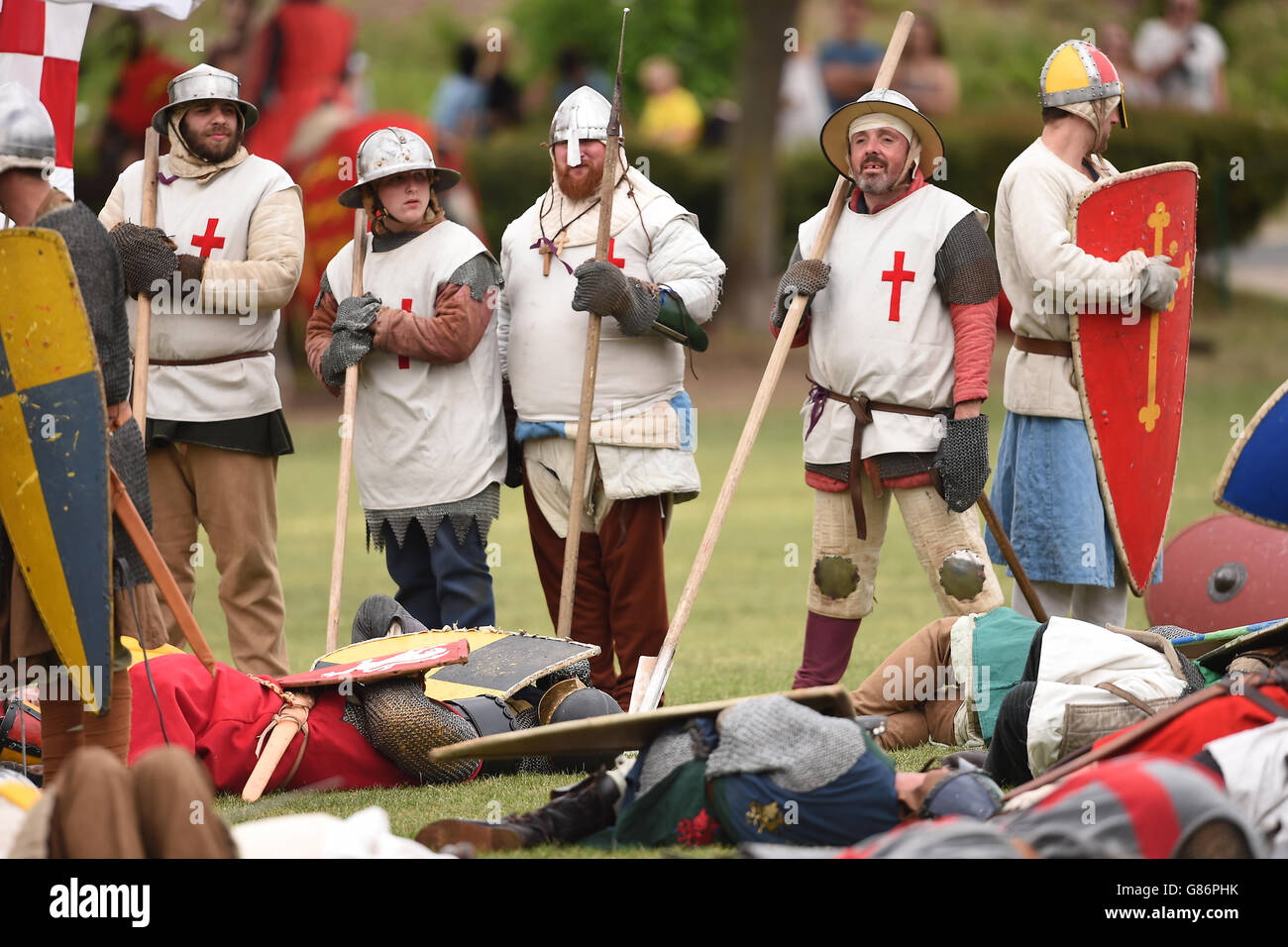 I re-attori giocano la Battaglia di Evesham all'Abbey Park di Evesham. Foto Stock