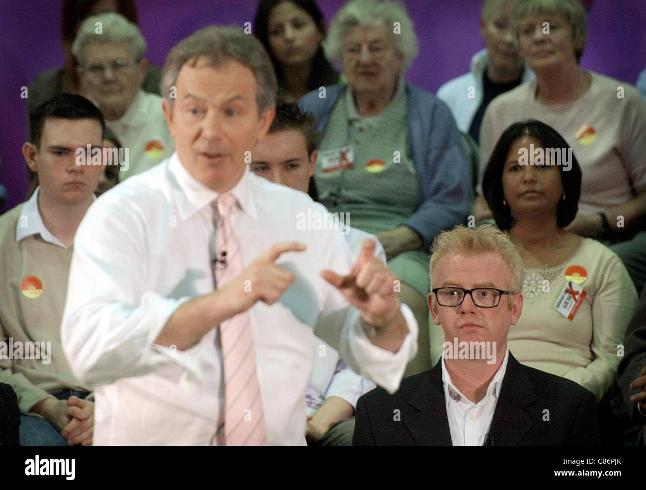 Il primo ministro britannico Tony Blair è seguito dall'emittente Chris Evans durante un discorso. Foto Stock