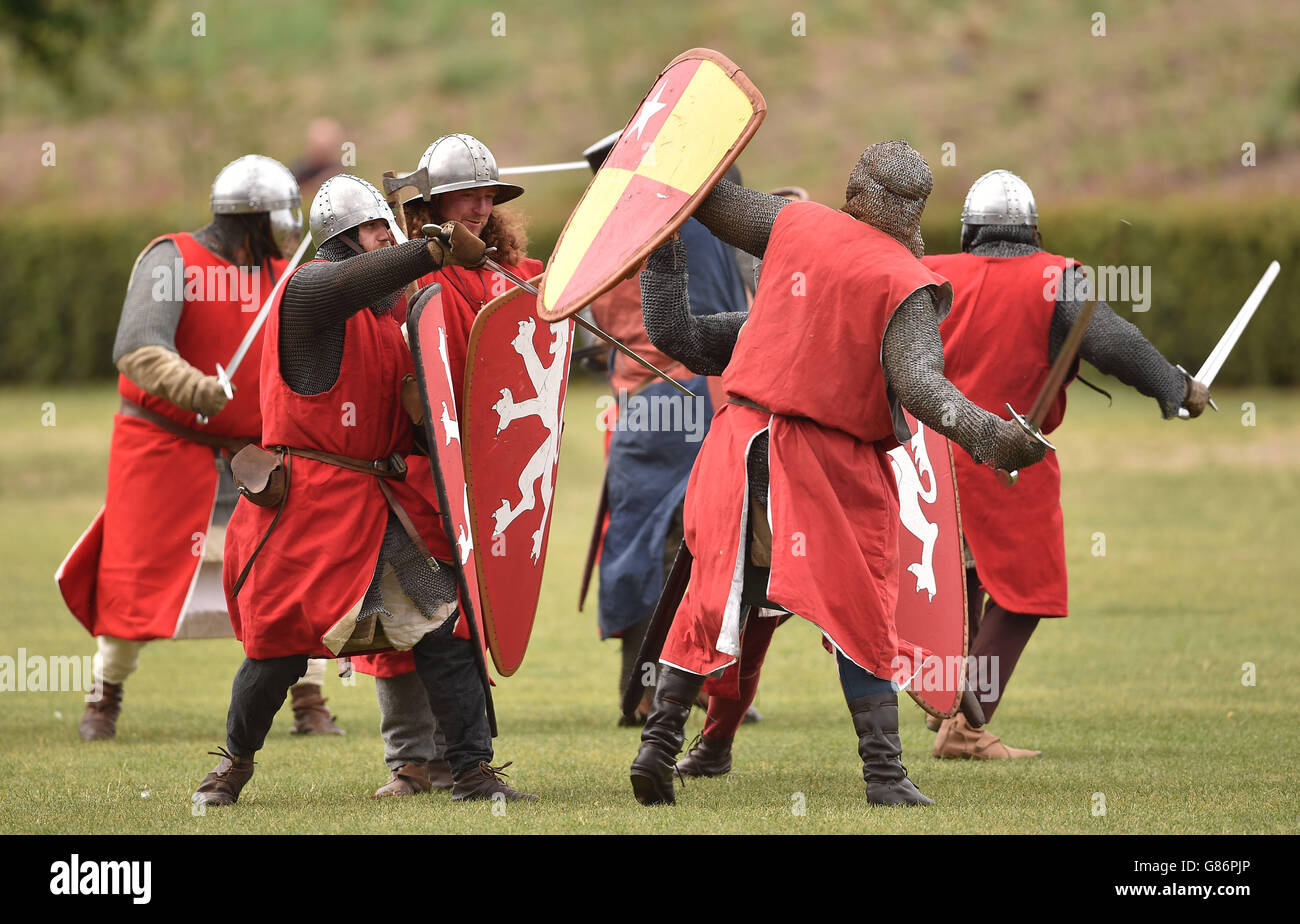 I re-attori giocano la Battaglia di Evesham all'Abbey Park di Evesham. Foto Stock