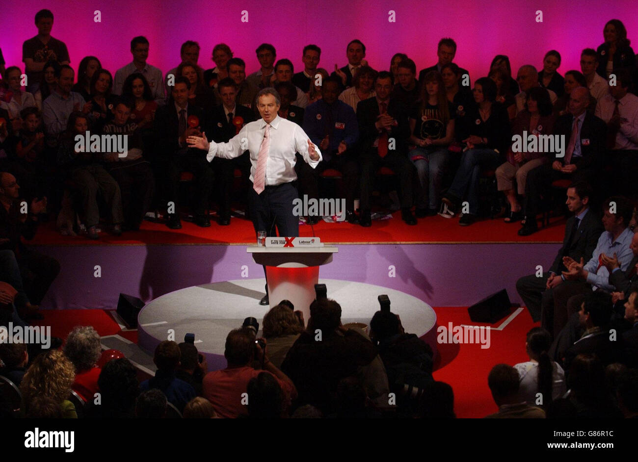 Il primo ministro britannico Tony Blair fa un discorso ai membri e ai sostenitori del Partito laburista. Foto Stock