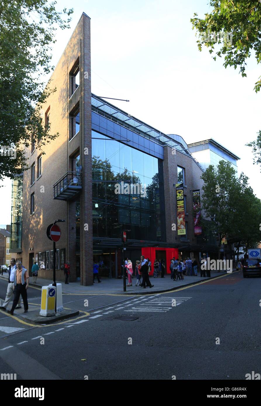 Una visione generale del Sadler's Wells Theatre, Londra, a seguito della cancellazione della performance di questa sera di Matthew Bourne's The Car Man, a seguito della morte del ballerino professionista Jonathan Ollivier. Foto Stock