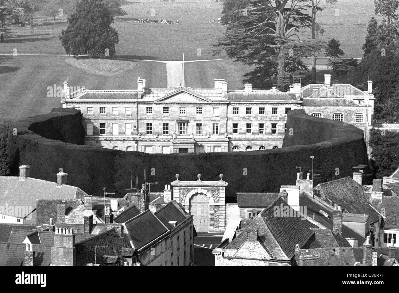 Il palazzo ospita Earl e la Contessa Bathurst nel Cirencester Park, che vanta la più alta siepe di alberi di tasso del mondo. È stato piantato nel 1720 e corre per 170 iarde, è alto 36 piedi e largo 15 piedi alla base. Foto Stock