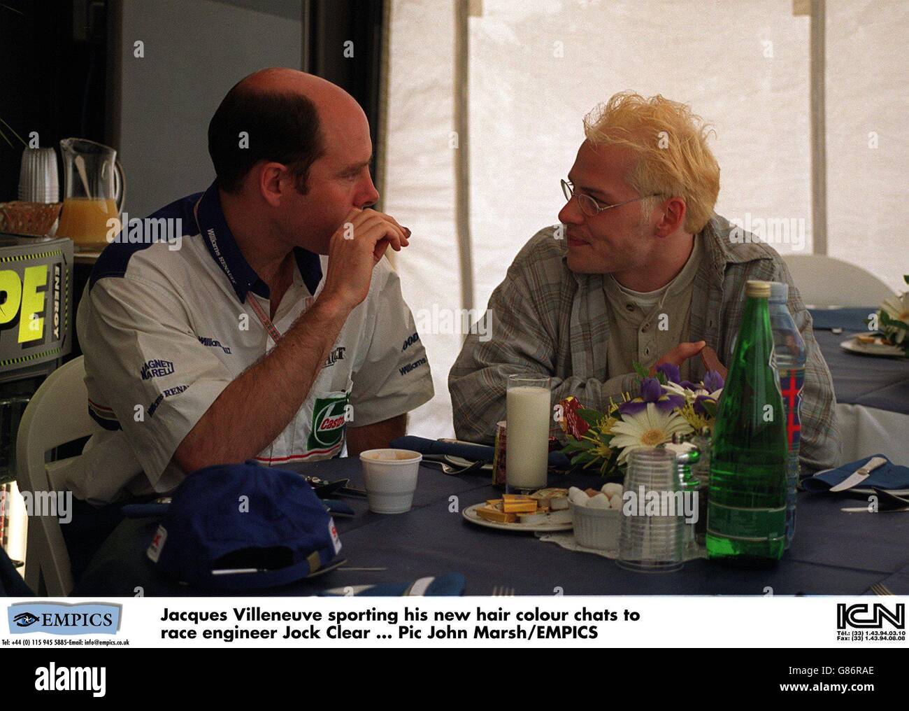 Jacques Villeneuve ha sportivo le sue nuove chiacchierate di colore dei capelli per correre Jock tecnico chiaro Foto Stock