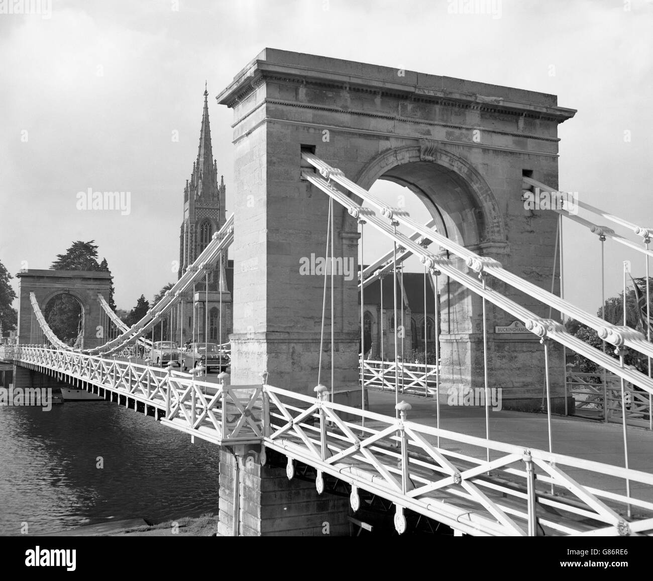 Il Marlow Bridge, risalente a 129 anni fa, è uno dei due collegamenti stradali sul Tamigi tra Buckinghamshire e Berkshire. È stato imposto un limite di cinque tonnellate per il traffico, e negli ultimi due anni, gli autobus leggeri appositamente realizzati operano attraverso il ponte. Se ci sono più di 16 passeggeri in un autobus, l'importo 'Surplus' uscire e attraversare a piedi, ricongiungendo l'autobus dall'altro lato. Foto Stock