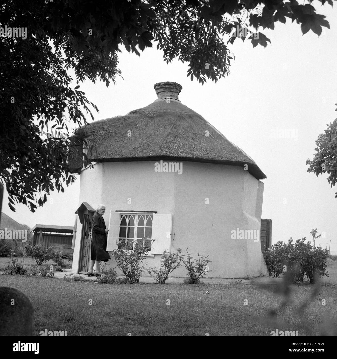 Un insolito cottage con tetto di paglia a Canvey Island, Essex, che commemora il tempo in cui l'isola attuale è stata formata da cinque più piccole, rivendicando terra dal mare. I Dutchmen sono venuti a fare il lavoro, quando hanno costruito questo cottage pittoresco dell'operaio in 1618. Conosciuto oggi come il Museo Olandese dei Cottage, contiene molte reliquie storiche ed è aperto al pubblico in estate. Foto Stock