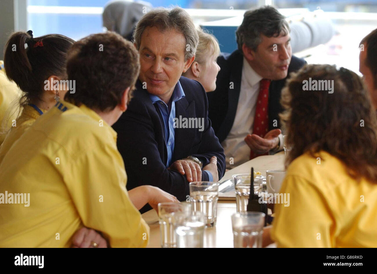 Il primo Ministro Tony Blair e il Cancelliere dello scacchiere Gordon Brown (a destra) incontrano il personale nella mensa di Ikea. Foto Stock