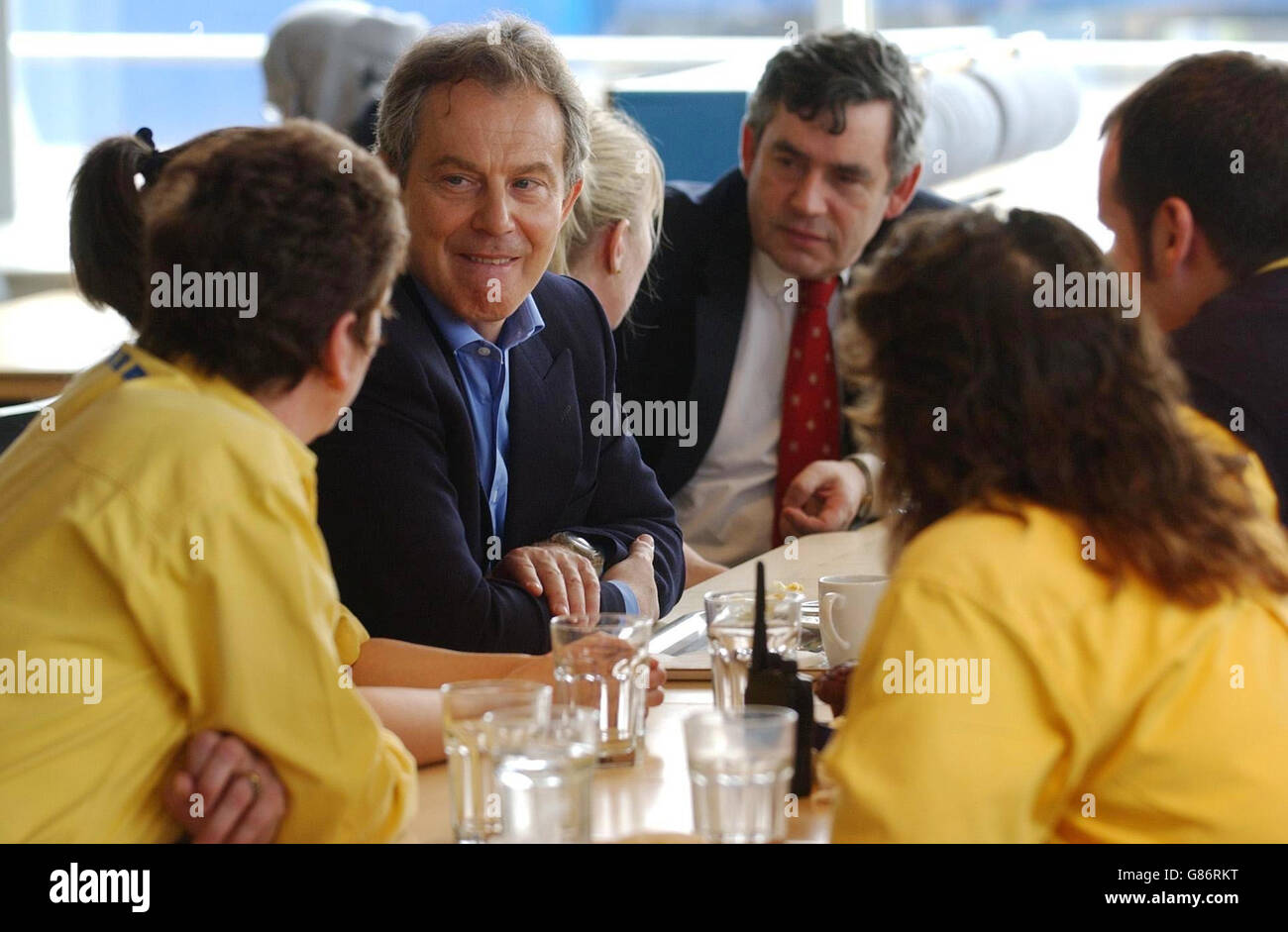Il primo Ministro Tony Blair e il Cancelliere dello scacchiere Gordon Brown (a destra) incontrano il personale nella mensa di Ikea. Foto Stock