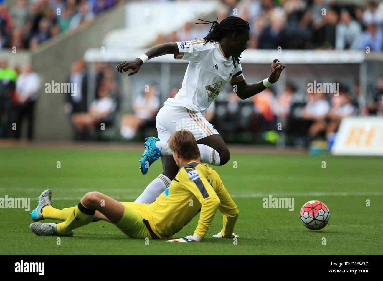 Il Bafetimbi Gomis di Swansea City segna il suo primo gol della partita durante la partita della Barclays Premier League al Liberty Stadium di Swansea. Foto Stock