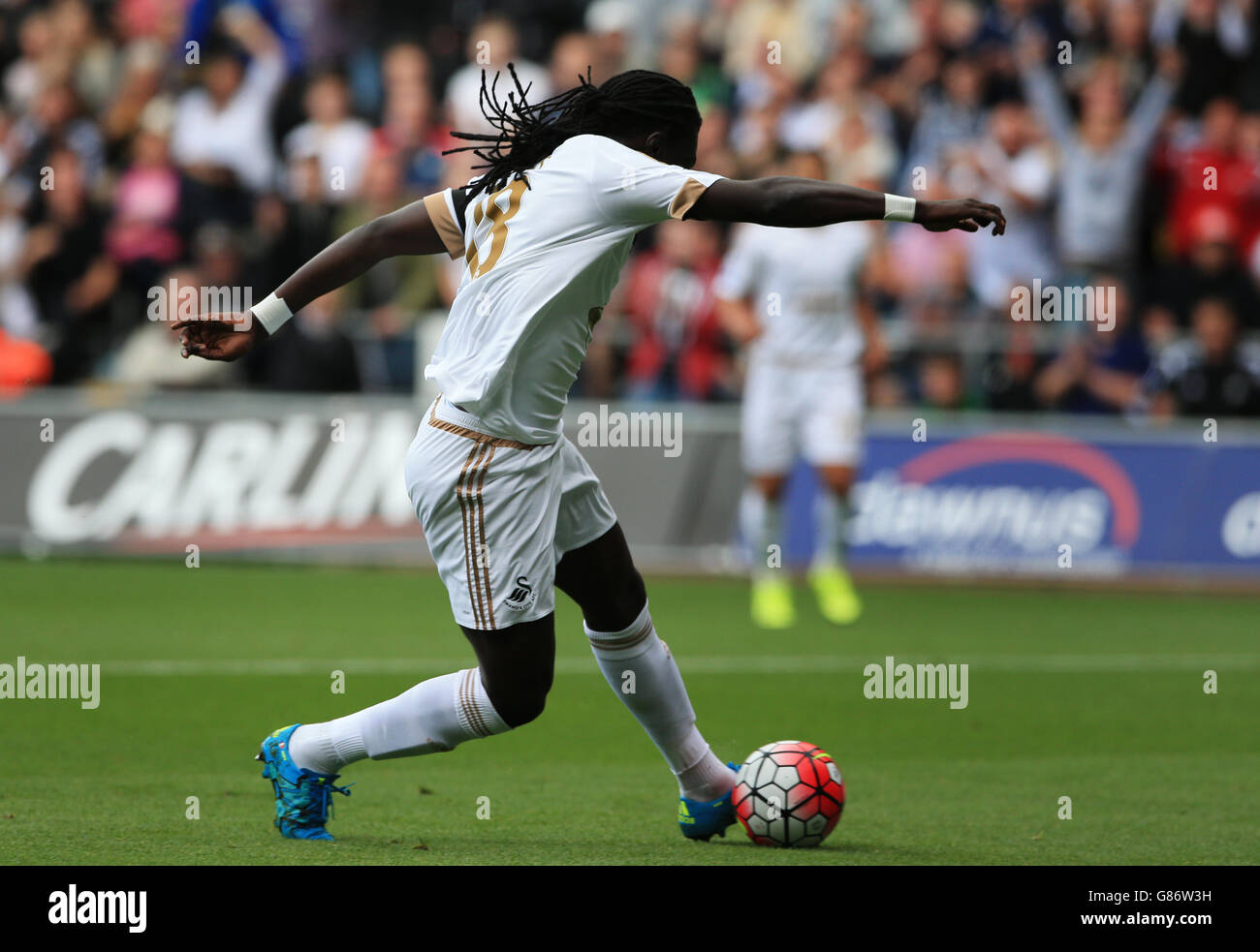 Il Bafetimbi Gomis di Swansea City segna il suo primo gol della partita durante la partita della Barclays Premier League al Liberty Stadium di Swansea. Foto Stock