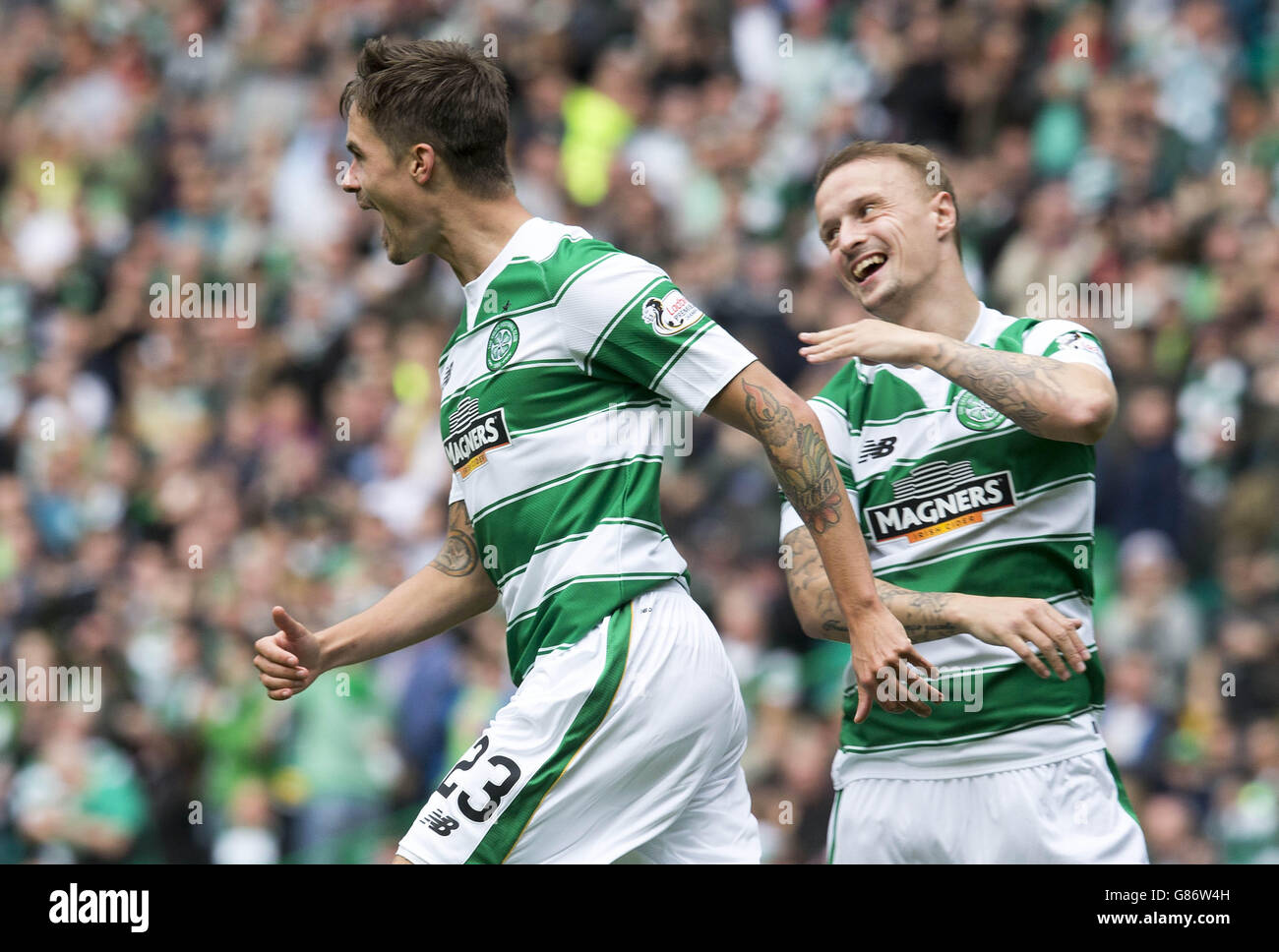 Mikael Lustig di Celtic festeggia con Leigh Griffiths (a destra) dopo aver segnato il suo obiettivo di apertura durante la partita della Ladbrokes Scottish Premiership al Celtic Park, Glasgow. Foto Stock