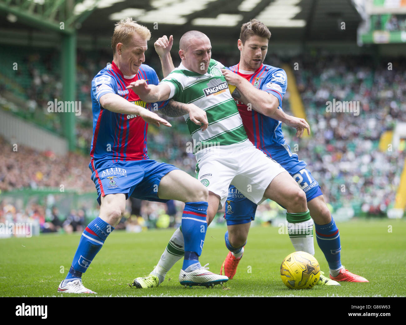 Inverness' Carl Tremarco (a sinistra) Celtic Scott Brown (al centro) e Inverness' Iain Vigurs (a destra) combattono per la palla durante la partita della Ladbrokes Scottish Premiership al Celtic Park di Glasgow. Foto Stock