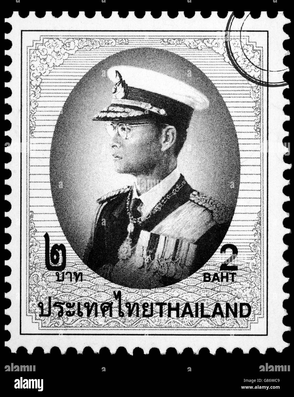 Un francobollo di Sua Maestà il Re Bhumibol Adulyadej di Tailandia Foto Stock