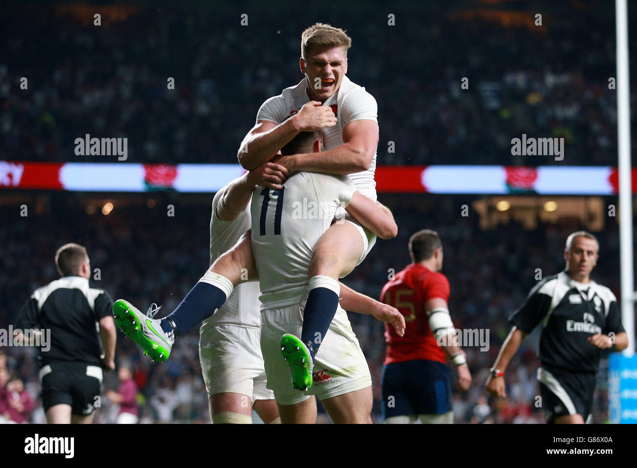 L'inglese Jonny May (sotto) celebra il terzo tentativo del suo fianco con il compagno di squadra Owen Farrell durante la partita di riscaldamento della Coppa del mondo al Twickenham Stadium, Londra. Foto Stock