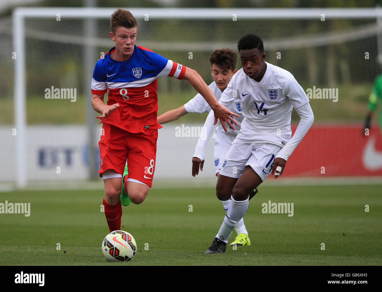 Calcio - Internazionale amichevole - Inghilterra U16 v Stati Uniti U16 - St George's Park. USA U16 Chris Durkin batte per la palla con Callum Hudson Odoi (Chelsea) Foto Stock