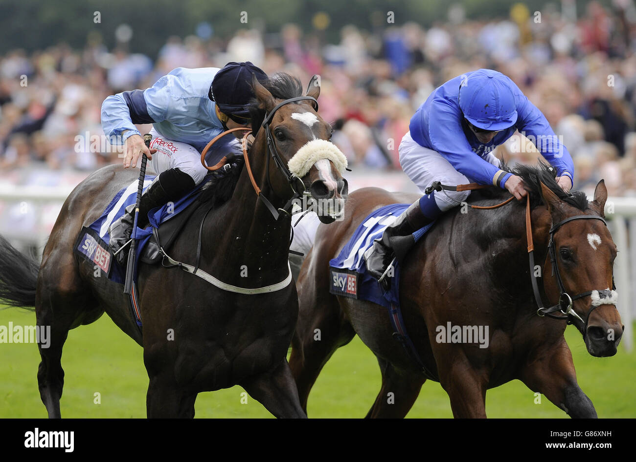 Libran guidato da ben Curtis (a sinistra) e Memorial Day guidato da James Doyle finiscono in un caldo morto nella prima gara di Sky Bet Special Stakes durante il terzo giorno del Welcome to Yorkshire Ebor Festival all'Ippodromo di York. PREMERE ASSOCIAZIONE foto. Data immagine: Venerdì 21 agosto 2015. Guarda la storia della Pennsylvania RACING York. Il credito fotografico dovrebbe essere: John Giles/PA Wire Foto Stock