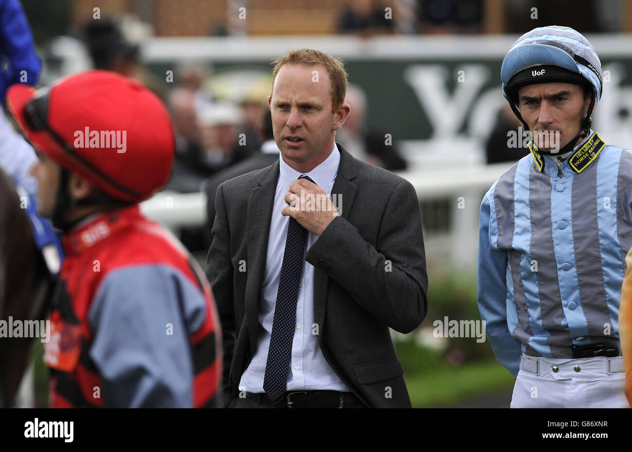 Il formatore David o' Meara e il fantino Daniel Tudhope (a destra) durante il terzo giorno del Welcome to Yorkshire Ebor Festival all'Ippodromo di York. PREMERE ASSOCIAZIONE foto. Data immagine: Venerdì 21 agosto 2015. Guarda la storia della Pennsylvania RACING York. Il credito fotografico dovrebbe essere: John Giles/PA Wire Foto Stock