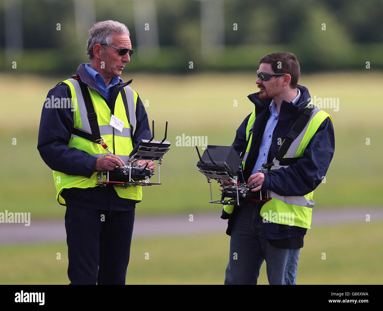 Gli operatori di droni della inaugurale Unmanned Aircraft Association of Ireland (UAAI) incontrano l'evento Showcase di droni all'aeroporto Weston di Lucan Co Dublino. Foto Stock