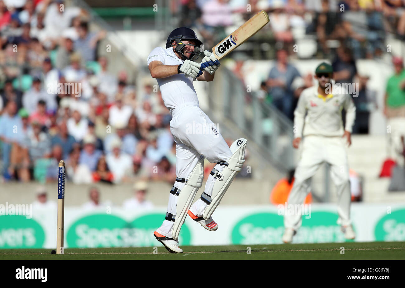 L'inglese Adam Lyth viene licenziato dall'australiano Peter Siddle durante il secondo giorno del quinto Investec Ashes Test all'Oval di Londra. Foto Stock