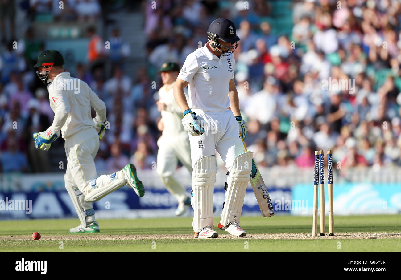 L'inglese Jos Buttler è calciato da Nathan Lyon in Australia durante il secondo giorno del quinto Investec Ashes Test all'Oval, Londra. Foto Stock