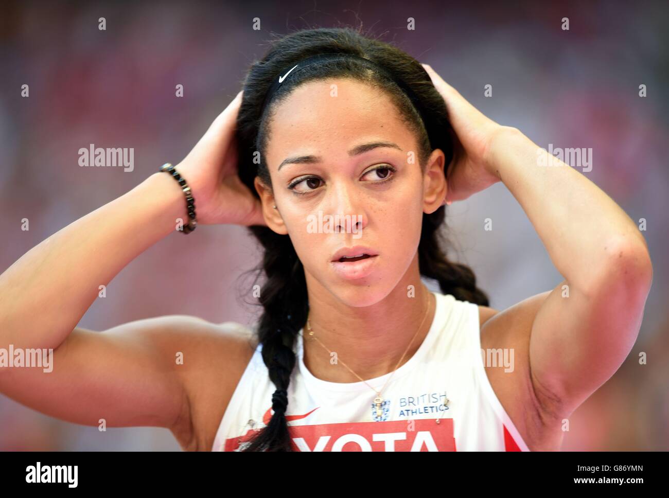 Il Katarina Johnson-Thompson della Gran Bretagna reagisce dopo l'Heptathlon High Jump delle Donne durante il giorno uno dei Campionati del mondo IAAF allo Stadio Nazionale di Pechino, Cina. Foto Stock