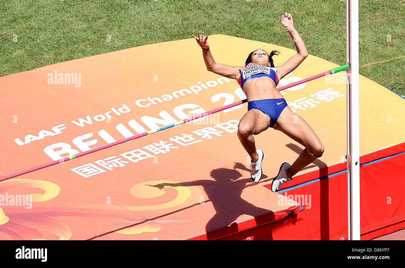 Il Katarina Johnson-Thompson della Gran Bretagna dà il via libera all'elemento High Jump dell'Heptathlon delle Donne, con l'olandese Anouk Vetter (a sinistra) e la tedesca Claudia Rath (a destra), durante il giorno uno dei Campionati mondiali IAAF allo Stadio Nazionale di Pechino, in Cina. Foto Stock