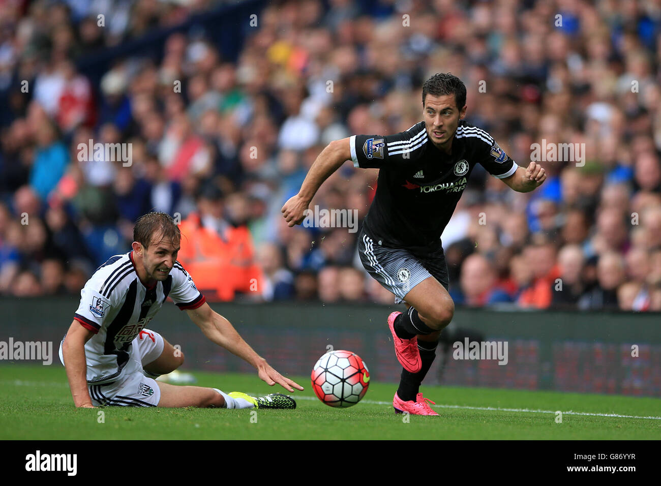 Eden Hazard di Chelsea e Craig Dawson di West Bromwich Albion (a sinistra) combattono per la palla durante la partita della Barclays Premier League ai Hawthorns, West Bromwich. PREMERE ASSOCIAZIONE foto. Data immagine: Domenica 23 agosto 2015. Guarda la storia della PA CALCIO West Brom. Il credito fotografico dovrebbe essere: Nick Potts/PA Wire. Foto Stock